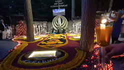 Gläubige beten bei Ziemetshausen an der Wallfahrtskirche Maria Vesperbild in der Fatimagrotte.  / © Stefan Puchner (dpa)