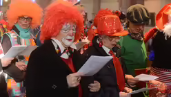 Liedblätter laden zum Mitsingen ein / © Beatrice Tomasetti (DR)