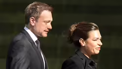 Der FDP-Vorsitzende Christian Lindner mit seiner Ehefrau  Dagmar Rosenfeld / © Federico Gambarini (dpa)