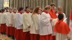 Lukas Przybilla erkl&auml;rt anhand der in der Leiterrunde entwickelten "Taktik-Tafel", welche Wege die Gastmessdiener gehen m&uuml;ssen. (DR)