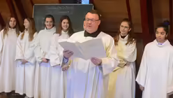 M&auml;dchenchorleiter Oliver Sperling verliest den Urkundentext vor der Ehrung / &copy; Beatrice Tomasetti (DR)