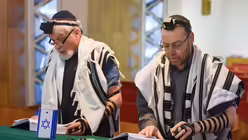 M&auml;nner beten am Thoratisch in der Synagoge in Bonn (KNA)