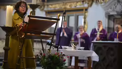 Malerin Elisabeth Werhan spricht das Gebet für die Künstler / © Beatrice Tomasetti (DR)