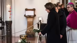 Malu Dreyer (SPD), rheinland-pf&auml;lzische Ministerpr&auml;sidentin am aufgebahrtem Kardinal / &copy; Andreas Arnold (dpa)