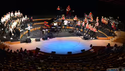 Manche Sch&uuml;ler pr&auml;sentieren ein Musikprojekt. / &copy; Tomasetti (DR)