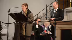 Margret M&uuml;ller vom evangelisch-katholischen Arbeitskreis im Stadtbereich K&ouml;ln und Bernd Skoppek, Neuapostolische Kirche, sprechen das Tagesgebet. / &copy; Tomasetti (DR)
