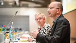 Maria Boxberg, Geistliche Begleiterin des Synodalen Weges, und Siegfried Kleymann, Geistlicher Begleiter, während der zweiten Synodalversammlung am 2. Oktober / © Julia Steinbrecht (KNA)