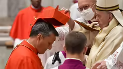 Mario Grech, Mitglied des P&auml;pstlichen Rates zur F&ouml;rderung der Einheit der Christen und Generalsekret&auml;r der Bischofssynode, erh&auml;lt von Papst Franziskus das Birett / &copy; Vatican Media/Romano Siciliani (KNA)