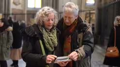 Marion und Hans Koenen haben es die Karten mit Zitaten aus dem p&auml;pstlichen Schreiben "Amoris laetitia" angetan / &copy; Beatrice Tomasetti (DR)