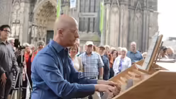 Markus Karas spielt auf der digitalen Orgel der Fa. Kisselbach mit drei Manualen und 55 Registern / © Tomasetti (DR)