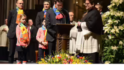 Markus Meyer, Bauer des Dreigestirns, spricht eine Fürbitte. / © Tomasetti (DR)