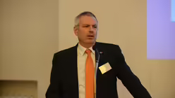 Martin Rose, Vorstand des Diözesanrates, stellt der Vollversammlung die Zielskizze 2030 vor. / © Tomasetti (DR)