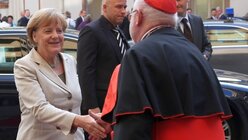 Kardinal Marx begrüßt Angela Merkel (KNA)