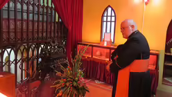 Kardinal Marx betet in der Gedenkkapelle für die vietnamesischen Märtyrer / © Kopp (DBK)