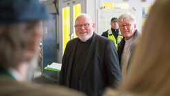 Kardinal Marx und Bischof Bedford-Strohm am Münchner Bahnhof (KNA)
