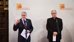 Matthias Katsch (l.), Sprecher der Initiative "Eckiger Tisch", und Bischof Stephan Ackermann / &copy; Julia Steinbrecht (KNA)