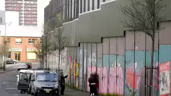 Seit 1969 unterbricht die "Peace Line" die irische Stadt Belfast / &copy; Teresa Dapp  (dpa)