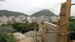 In Rio de Janeiro grenzt eine Mauer die Slums ab  / © N.N.  (dpa)