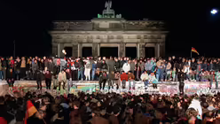 Mehr als 28 Jahre war auch Deutschland durch eine Mauer geteilt / &copy; Wolfgang Kumm   (dpa)