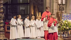 Max Schl&uuml;ter und Nils Kasper sind f&uuml;r die Gabenbereitung eingeteilt. (DR)