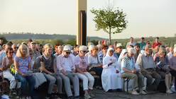 Mehrere hundert Menschen halten an diesem Abend die Tradition einer Gedenkmesse an den Weltjugendtag 2005 wach. / © Beatrice Tomasetti (DR)