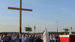 Mehrere hundert Menschen versammeln sich an diesem warmen Sommerabend auf dem Papsthügel. / © Beatrice Tomasetti (DR)