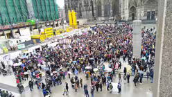 Am Ende standen tausende Menschen auf dem Roncalliplatz am K&ouml;lner Dom  / &copy; Oliver Kelch  (DR)