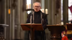 "Mein Gott, mein Gott, warum hast du mich verlassen?", singt Domkapellmeister Metternich zum Zwischengesang / © Beatrice Tomasetti (DR)