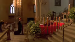 Kardinal Woelki im Gebet / &copy; dr (DR)