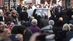 Gro&szlig;e Anteilnahme im Volk  / &copy; Arne Dedert (dpa)