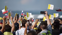 Menschen schwenken F&auml;hnchen und bejubeln Papst Franziskus bei dessen Ankunft mit dem Flugzeug aus Ungarn in Bratislava. / &copy; Johannes Neudecker (dpa)