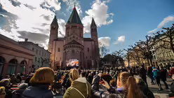Viele Menschen verfolgten vor dem Dom in Mainz den Trauergottesdienst von Kardinal Lehmann / &copy;  Andreas Arnold (dpa)