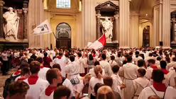 Messdiener strömen in die Basilika / © Luis Rüsing