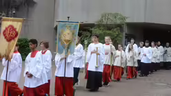 Messdiener und Geistliche holen das Gnadenbild in der Pfarrkirche ab / © Tomasetti (DR)