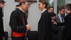 Messdienerleiter Lukas Przybilla am Ostermorgen mit Kardinal Woelki im Gespräch.  (DR)