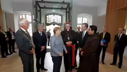 Kanzlerin im Gespr&auml;ch mit einem Bruder der unbeschuhten Karmeliten / &copy; Boecker (Erzbistum K&ouml;ln)