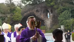 Generalvikar Dominik Meiering trägt die Monstranz / © Jan Heysel