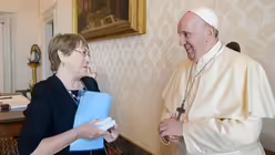 Michelle Bachelet, Hohe Kommissarin f&uuml;r Menschenrechte der Vereinten Nationen (UN), und Papst Franziskus / &copy; Vatican Media/Romano Siciliani (KNA)