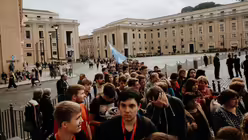 Ministranten aus dem Erzbistum Köln unterwegs zur Generalaudienz des Papstes im Vatikan / © Luis Rüsing