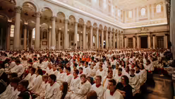 Ministranten aus dem Erzbistum Köln in Sankt Paul vor den Mauern in Rom  / © Luis Rüsing