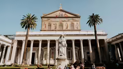Ministranten aus dem Erzbistum Köln vor Sankt Paul vor den Mauern in Rom  / © Luis Rüsing