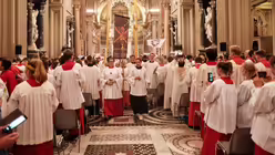 Ministranten füllen die Basilika / © Luis Rüsing 