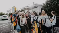 Ministrantengruppe wartet auf den Bus / © Luis Rüsing 