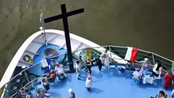 Mit der "Gottestracht" am katholischen Feiertag Fronleichnam erinnert sich der K&ouml;lner Stadtteil M&uuml;lheim an seinen Ursprung als altes Rheinschiffer-D&ouml;rfchen / &copy; Ina Fassbender (dpa)