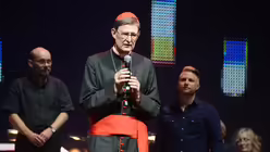 Mit einem Abendgebet und seinem Segen entl&auml;sst Kardinal Woelki die 15.000 Veranstaltungsbesucher / &copy; Beatrice Tomasetti  (DR)