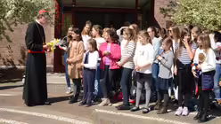 Mit einem gro&szlig;en Lob f&uuml;r den "harten Dienst" wendet sich der K&ouml;lner Erzbischof direkt an die S&auml;ngerinnen des M&auml;dchenchores / &copy; Beatrice Tomasetti (DR)