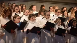 Mit Ernst bei der Sache sind die S&auml;ngerinnen auch bei der Motette "Laudate pueri" von Mendelssohn / &copy; Beatrice Tomasetti (DR)