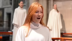 Mit Freude dabei: eine Sopranistin des Mädchenchores. / © Beatrice Tomasetti (DR)