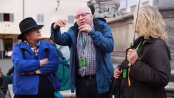 Mit Händen und Füßen bringt Willibert den Pilgerinnen die Geschichte Phillipo Neris näher (DR)