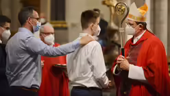 Mit jedem einzelnen Firmling sucht Kardinal Woelki das Zwiegespräch. / © Beatrice Tomasetti (DR)